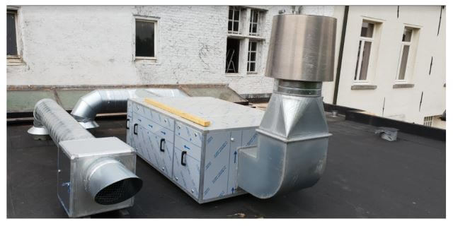 Geurfilterkast voor afzuiging en ventilatorbox voor luchttoevoer op plat dak geïnstalleerd