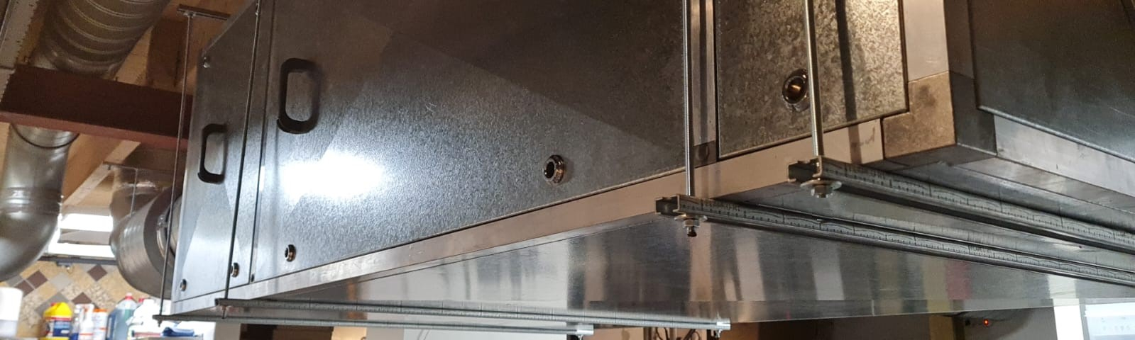 Geurfilterkast, montagerails, draadeinde tegen plafond